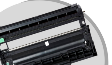 Jaką funkcję pełni bęben w drukarce laserowej i jak go wymienić?